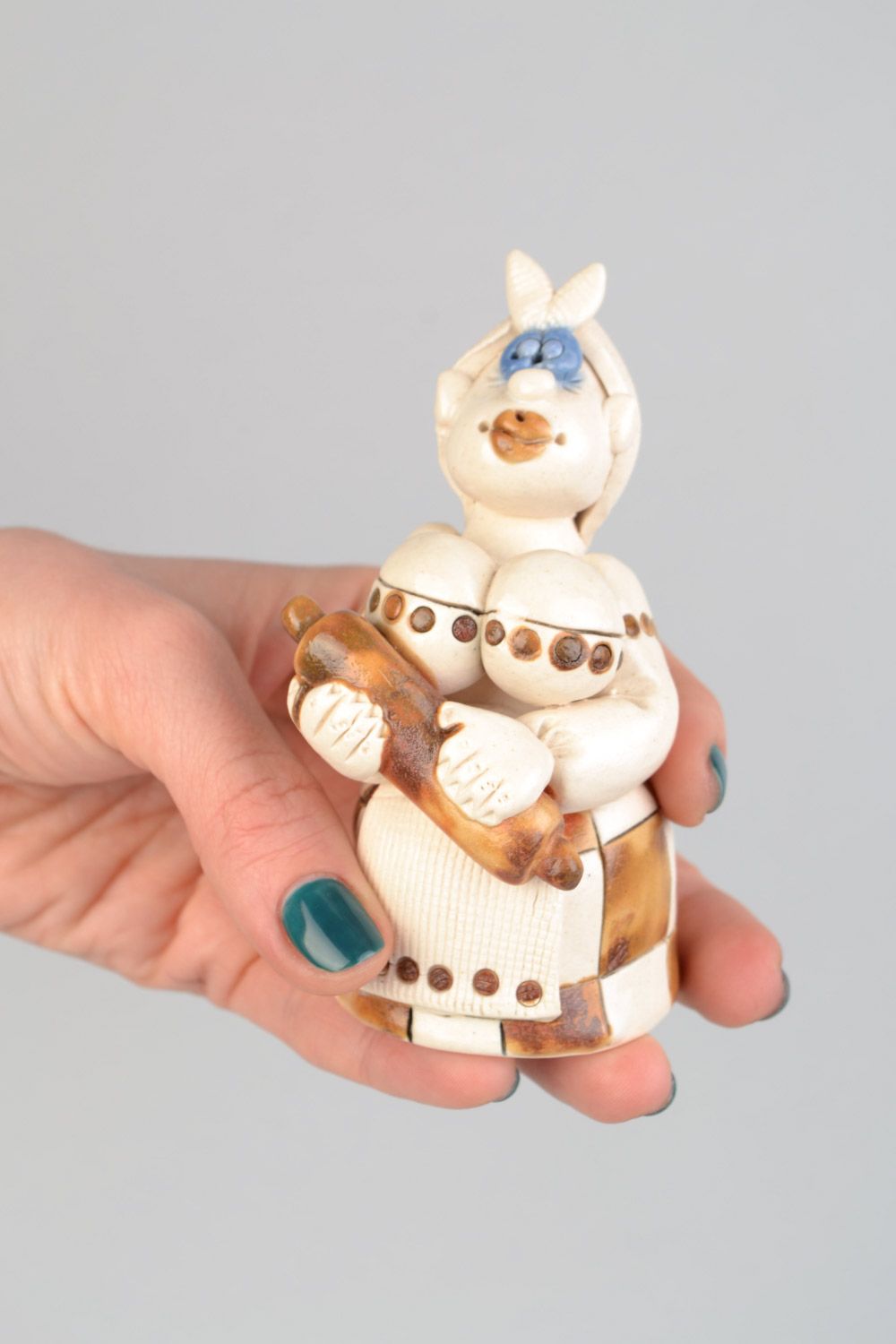 Figurine en céramique faite main drôle petite Femme avec rouleau à pâtisserie photo 2
