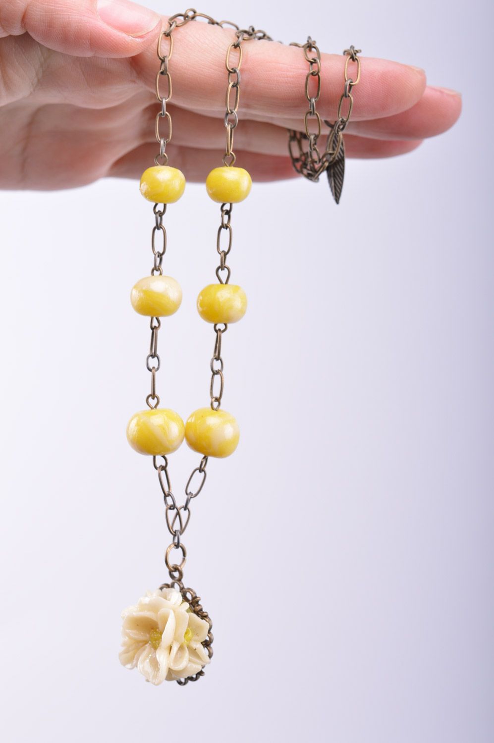 Gelbes handgemachtes Collier aus Ton mit Blume an langer Kette für Frauen foto 3