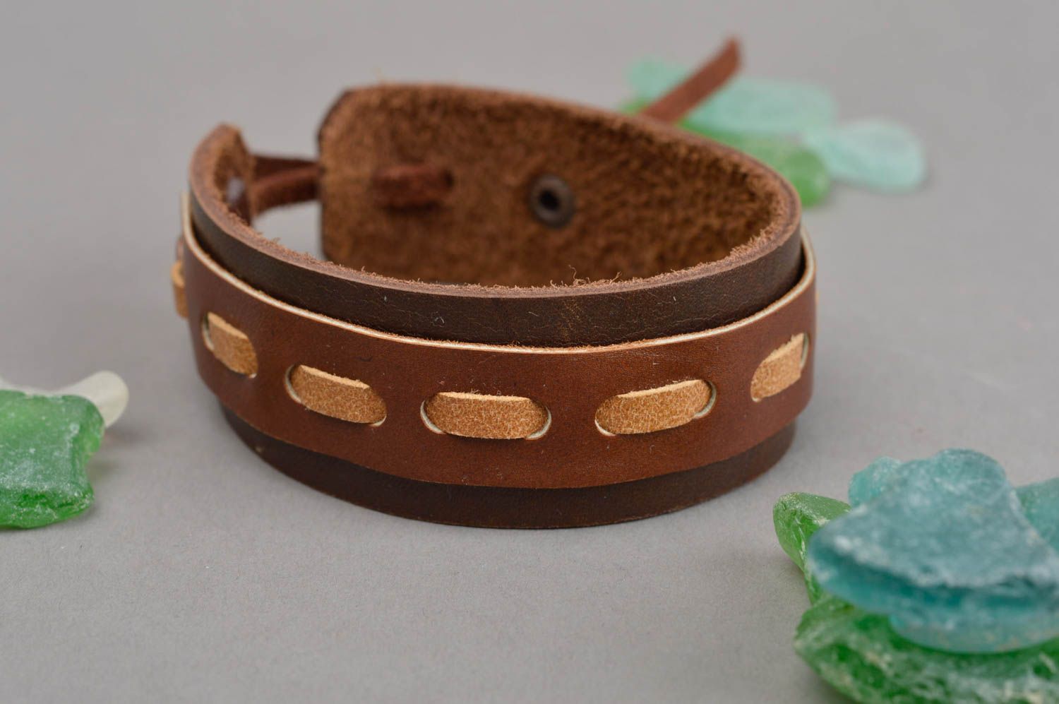 Brazalete artesanal de color marrón pulsera de piel hecha a mano regalo original foto 1