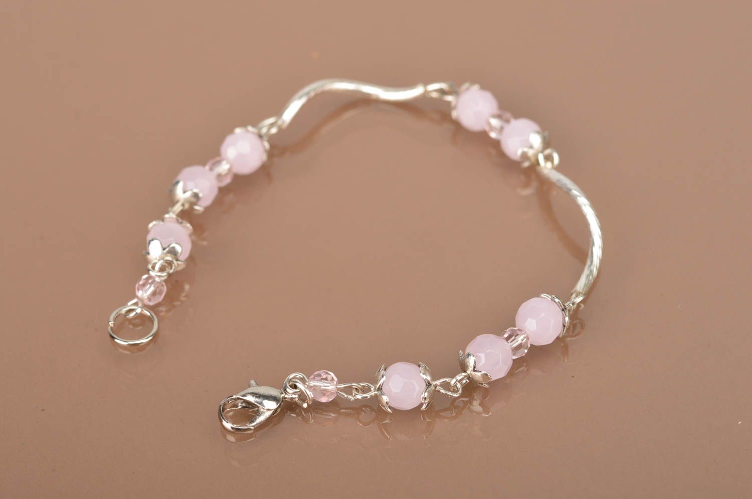 Bracelet fin en fourniture de métal et perles à facettes roses fait main joli photo 4