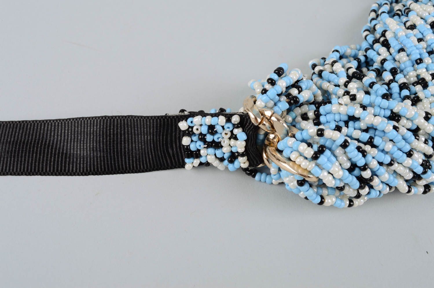 Колье из бисера украшение ручной работы голубое с черным ожерелье из бисера фото 4