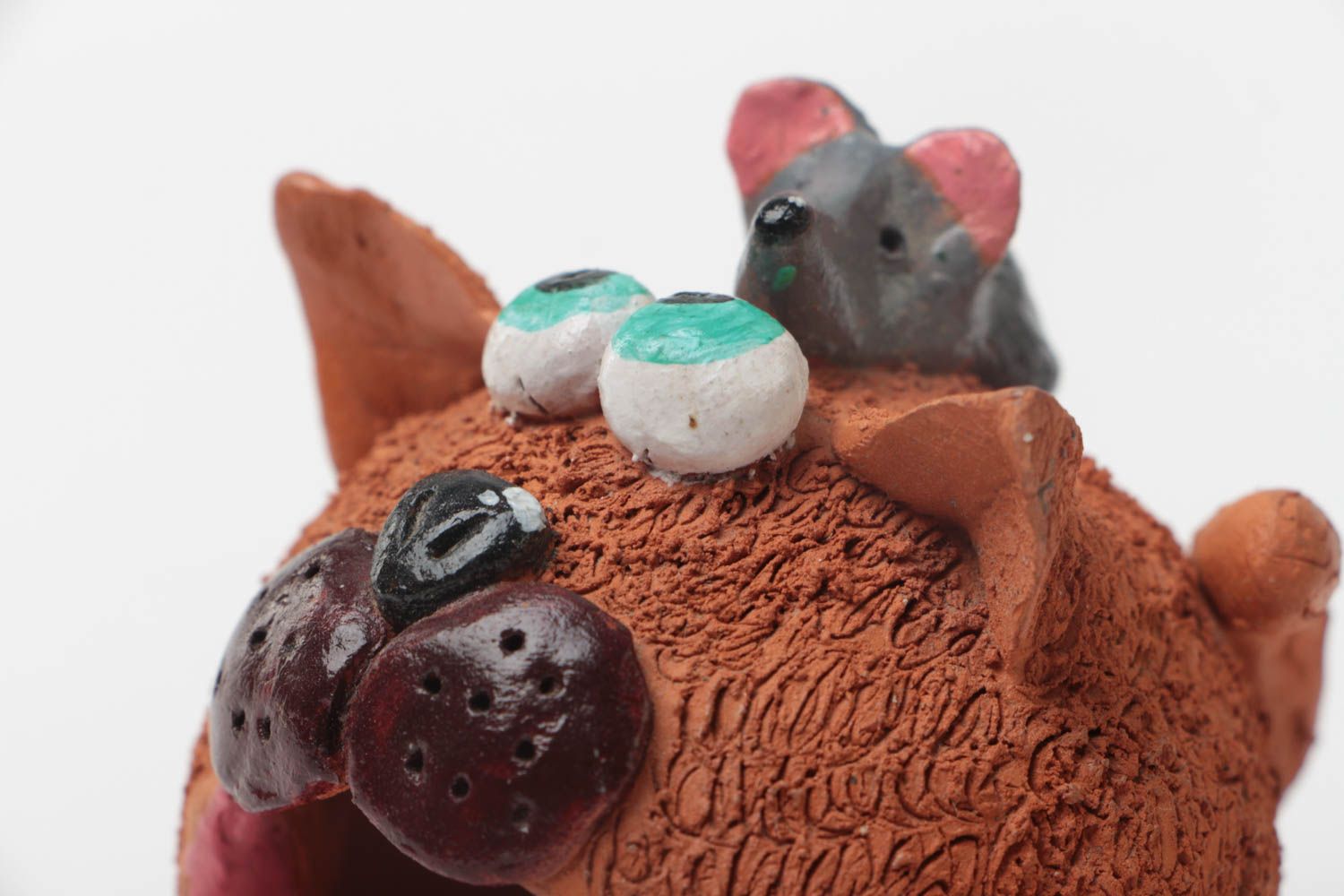 Керамическая фигурка кота ручной работы из глины расписанная красками забавная фото 3