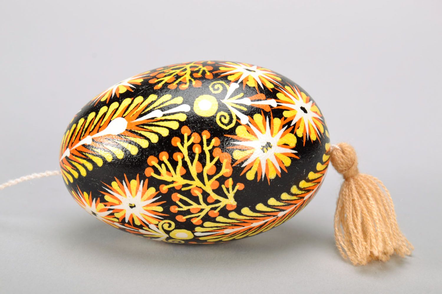 Ovo de Páscoa feito de um ovo de ganso num cordão foto 3