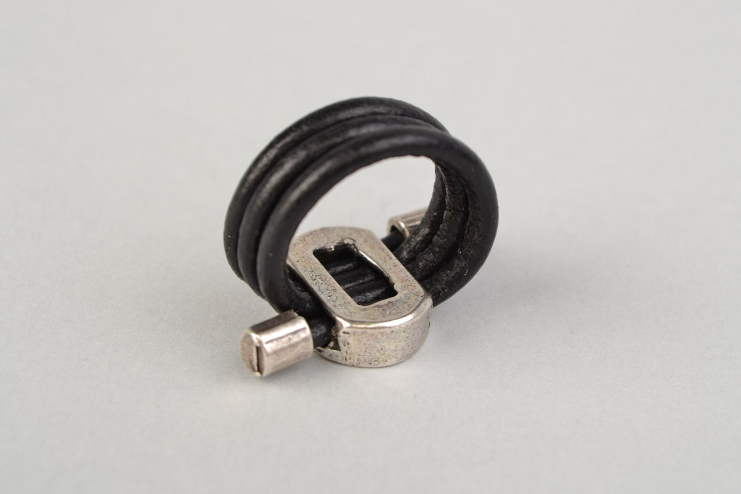 Metall Ring in Schwarz auf Leder Schnur regulierbar handmade foto 4