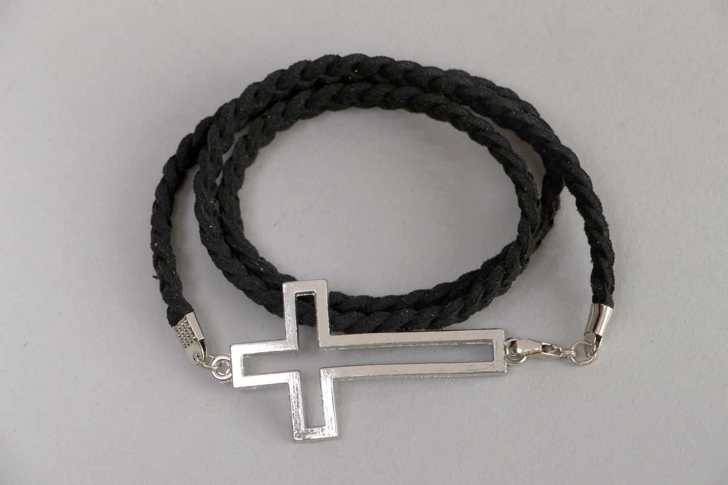 Bracelet en daim tressé étroit noir fait main original avec croix métallique  photo 2