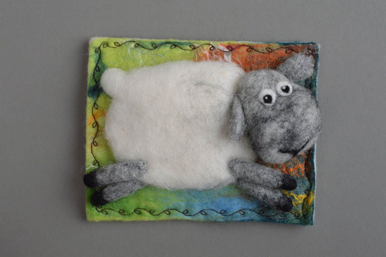 Kühlschrank Magnet Schaf aus Wolle gefilzt schön handgemacht in Weiß Grau foto 3