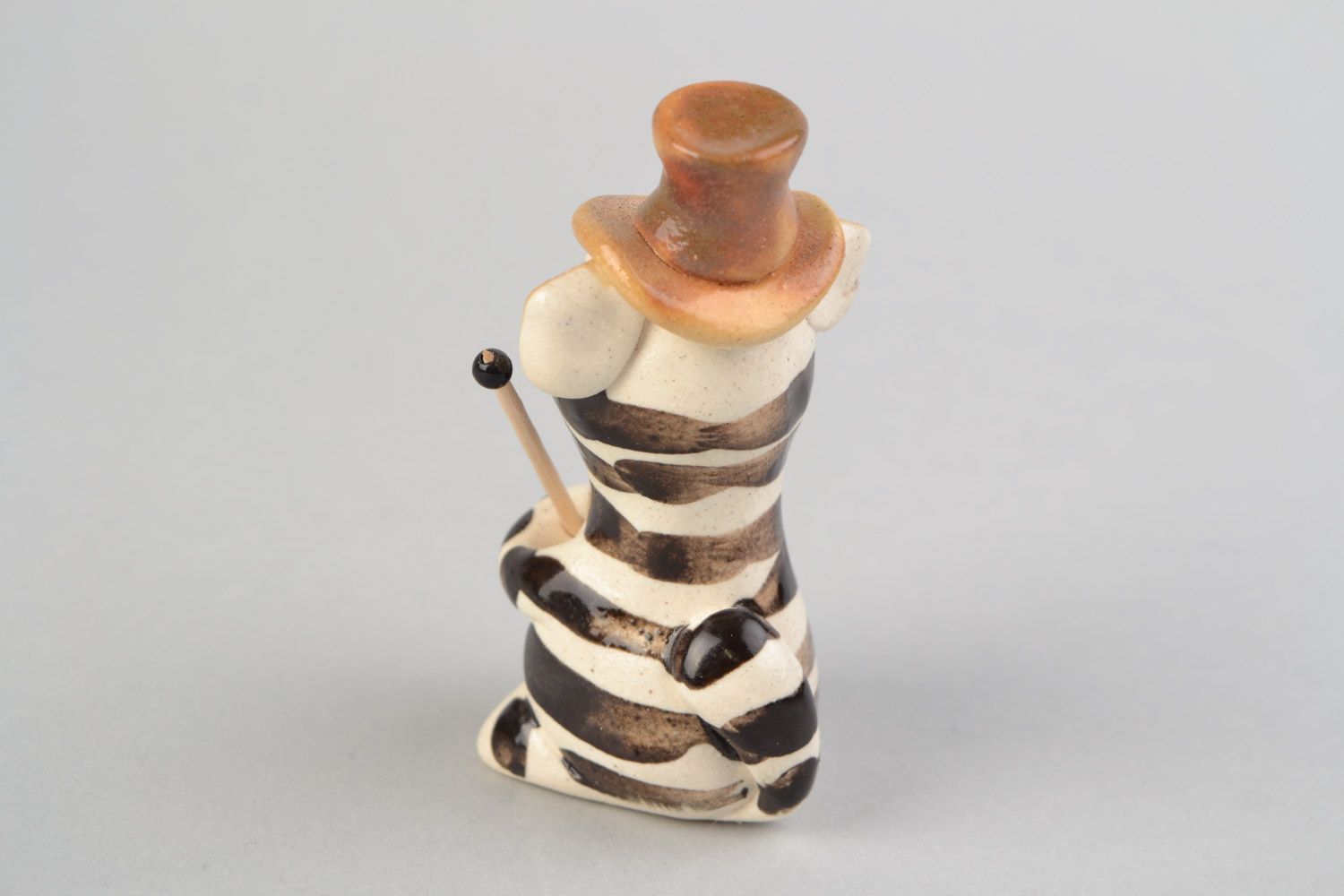 Figura de cerámica hecha a mano y pintada con barniz con forma de gato ilusionista  foto 5