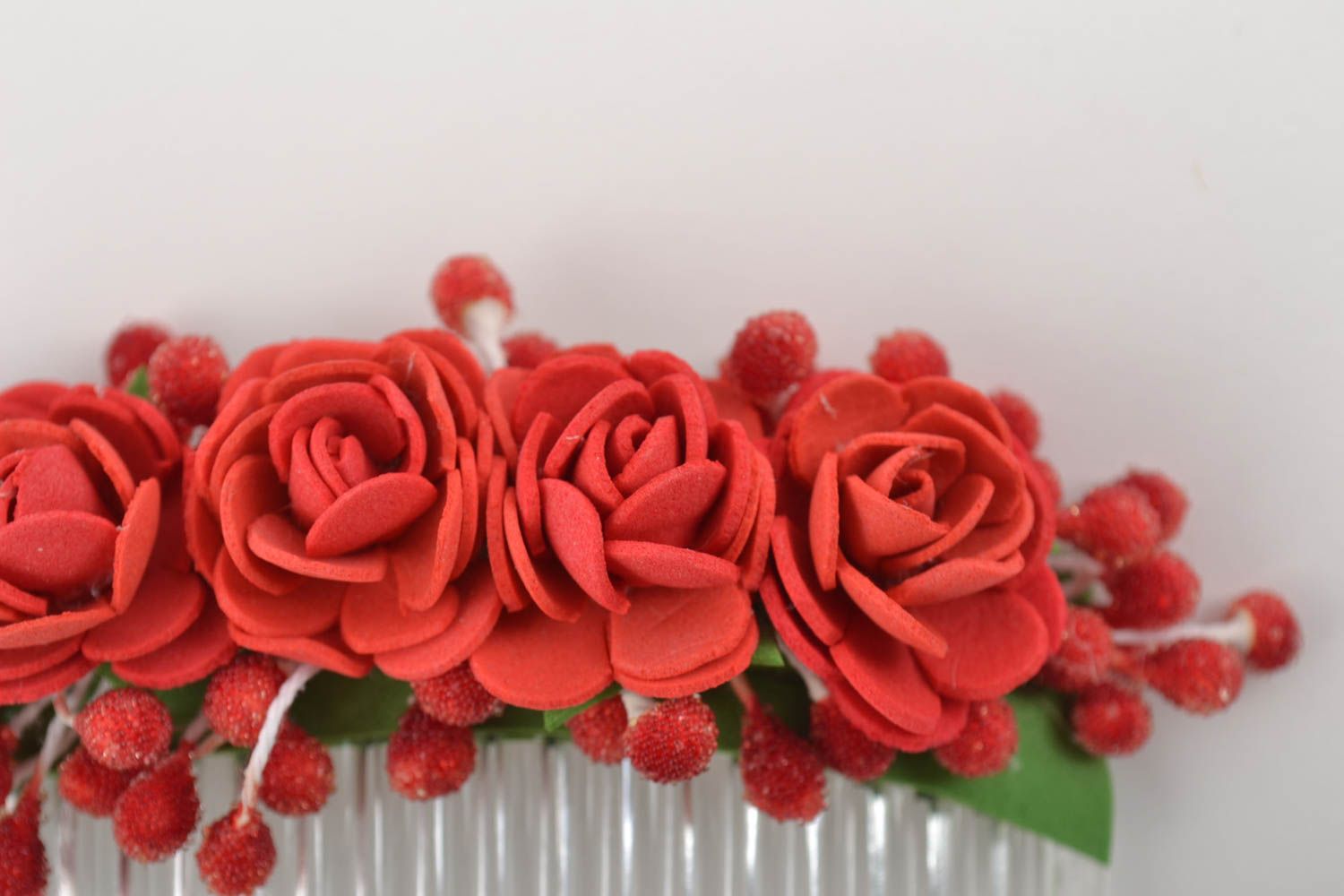 Гребешок для волос из фоамирана ручной работы с красивыми красными розами фото 3