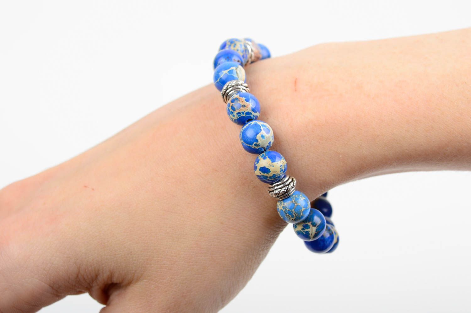 Оригинальный женский браслет из натуральных камней ручной работы голубой фото 5