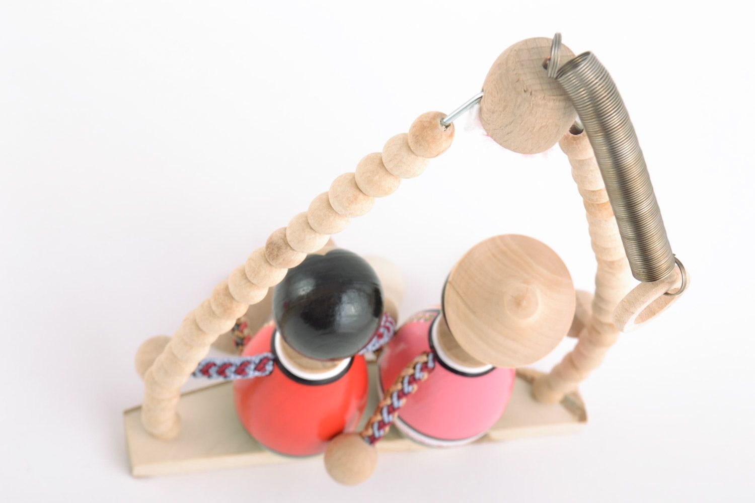 Handmade Spielzeug aus Holz Ehemann und Ehegattin auf der Bank mit Bemalung toll foto 5