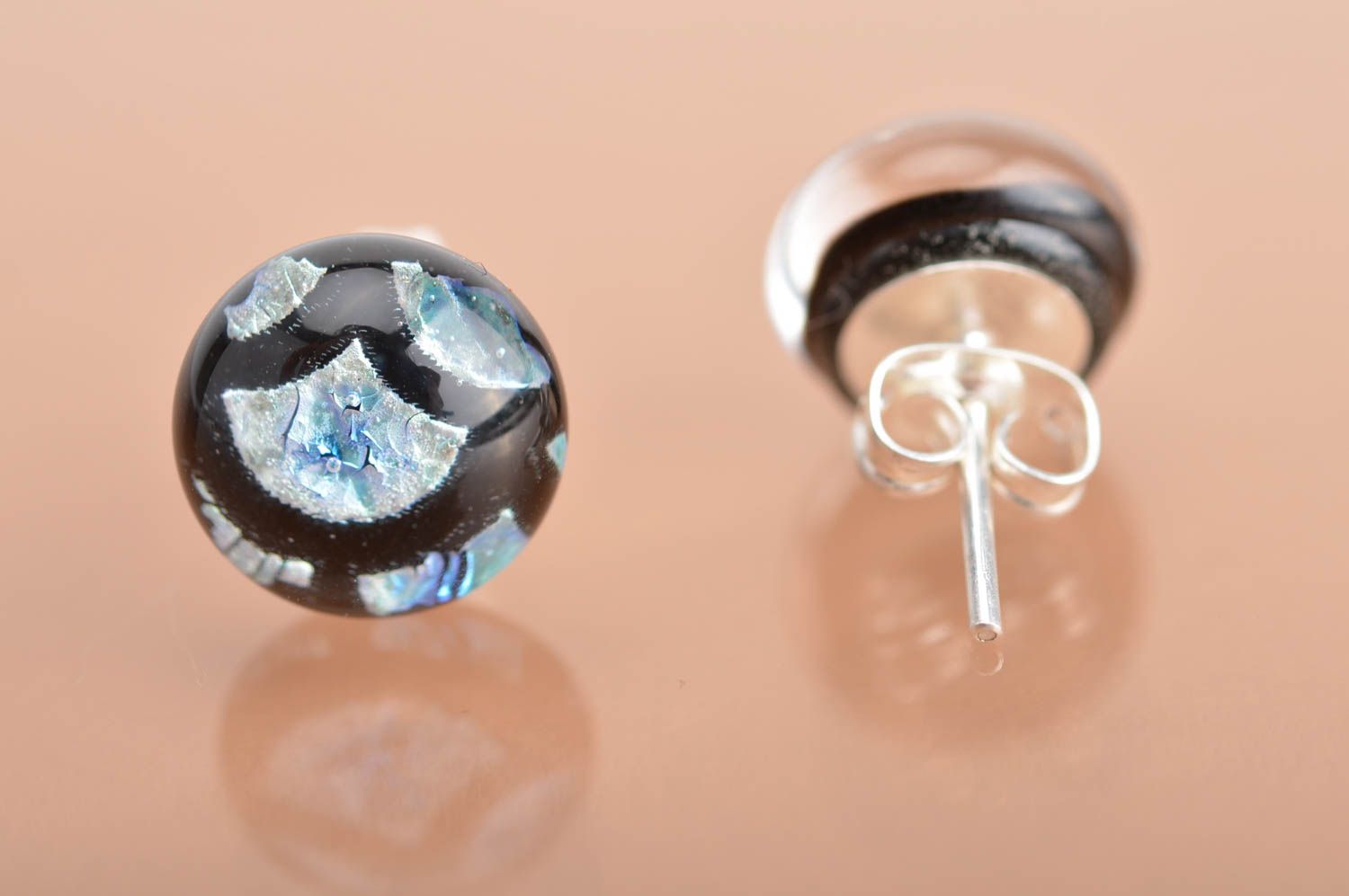 Boucles d'oreilles en verre dichroïque puces rondes faites main Écaille photo 5