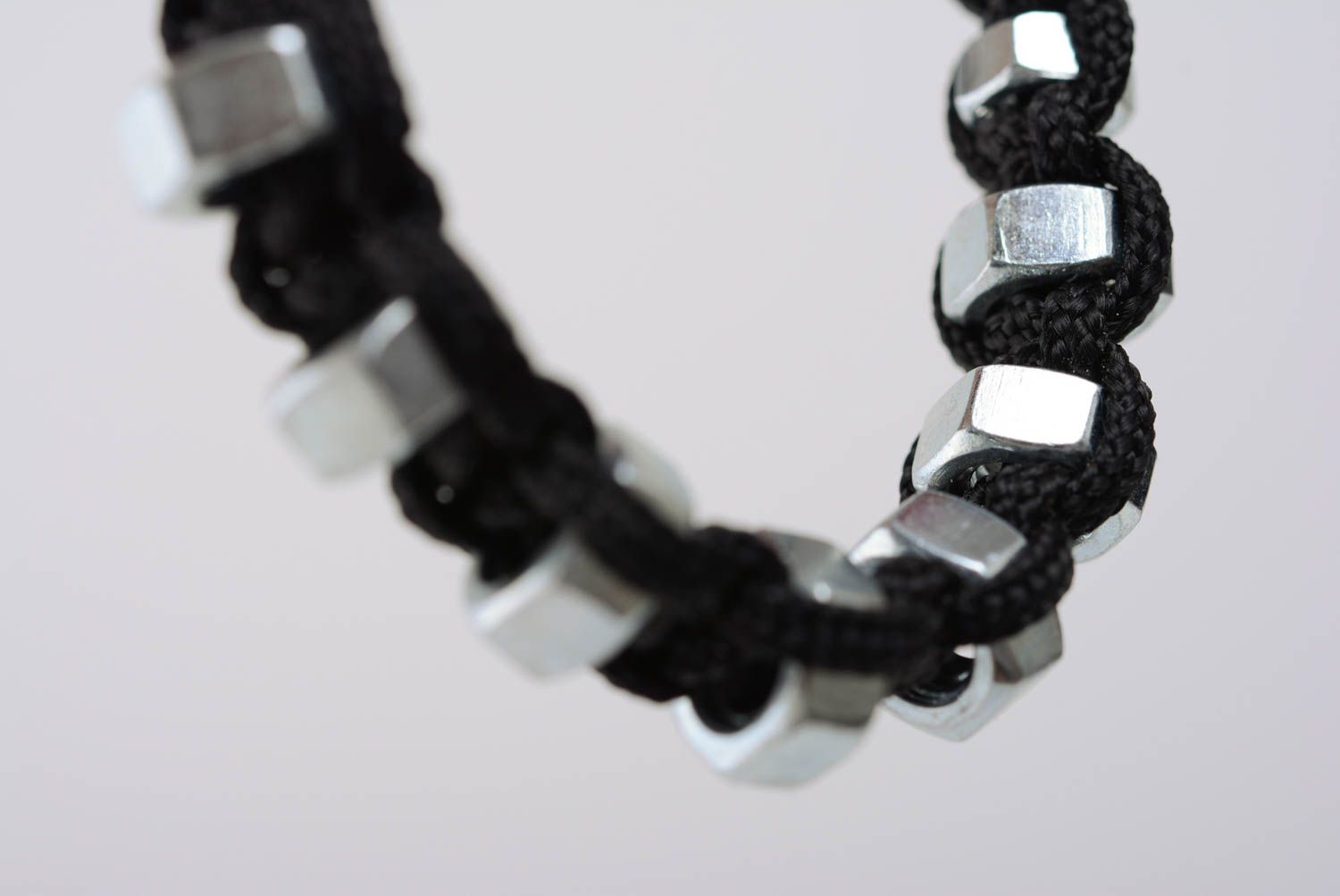 Geflochtenes Armband handmade in Schwarz aus Schnur mit Schraubenmuttern schön foto 4