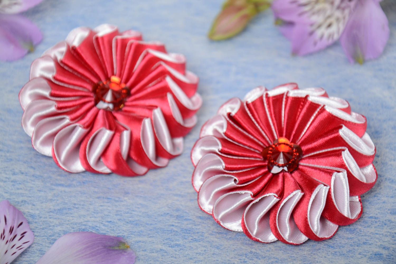Schöne rote Haargummis mit Blumen aus Atlasbändern handmade Schmuck Set 2 foto 1