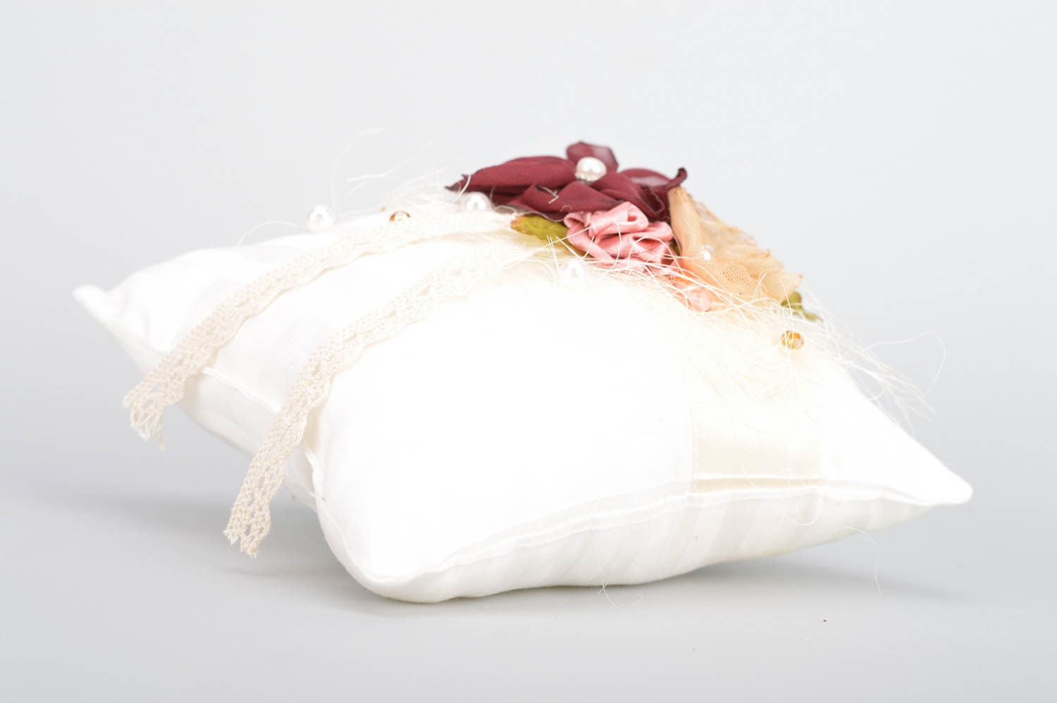 Свадебная подушечка для колец из хлопка белая с цветами красивая ручной работы фото 5