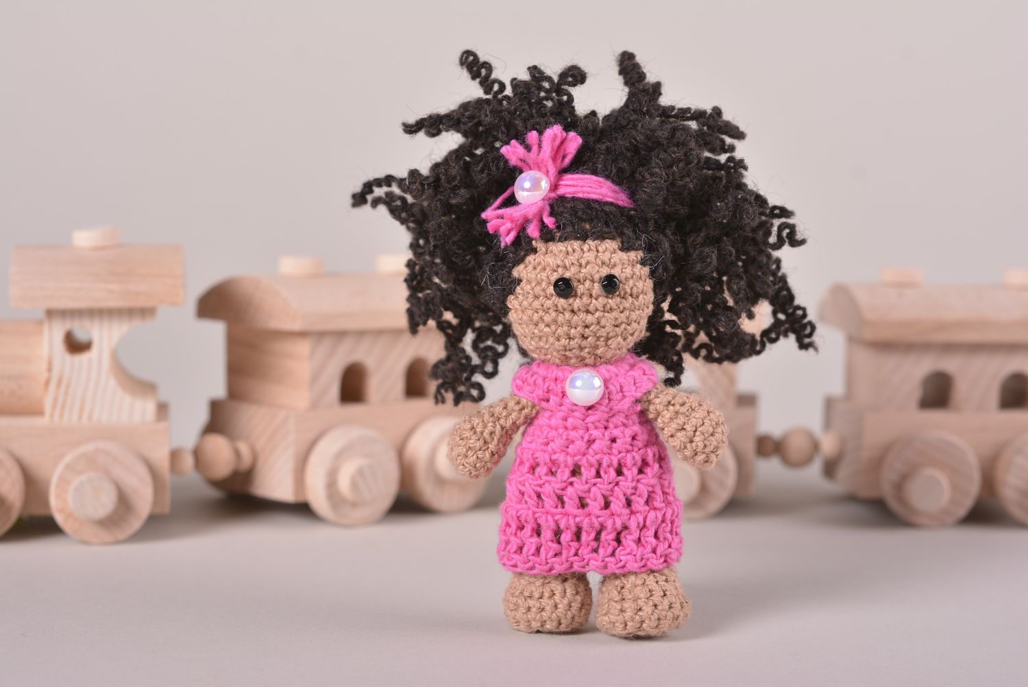 Handmade Designer Puppe Stoff Spielzeug kleine gehäkelte Puppe im rosa Kleid foto 1