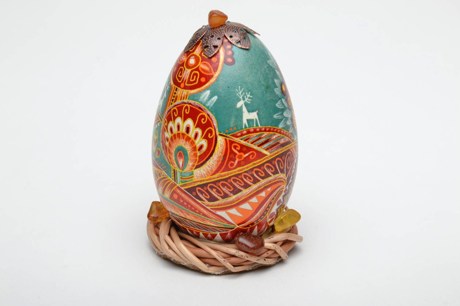 Oeuf de Pâques décoratif fait main original peint à beau motif sur support photo 3