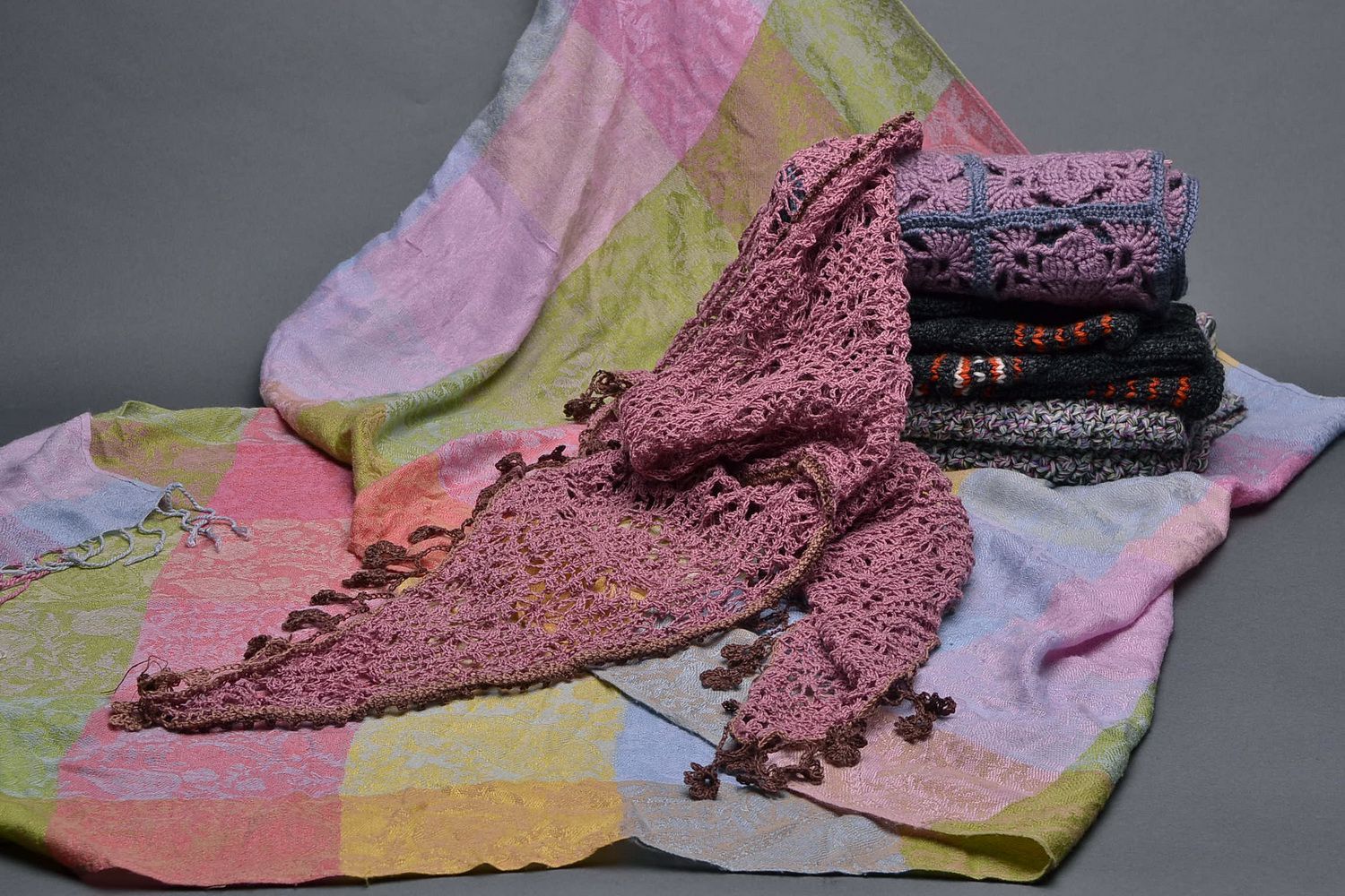 Lace shawl made of woolen yarns photo 5