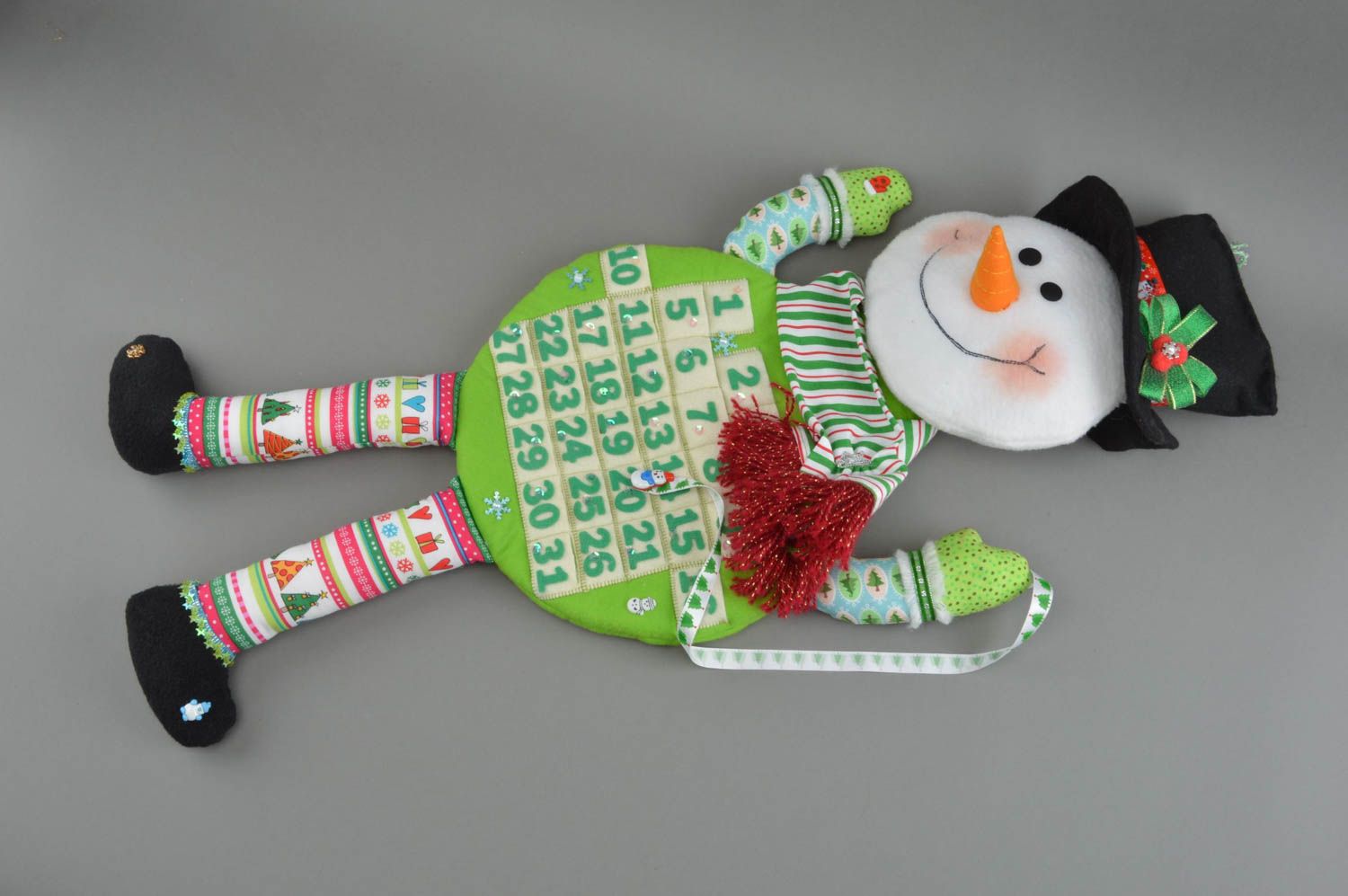 Мягкий календарь в виде игрушки из ткани ручной работы Снеговик зеленый фото 2