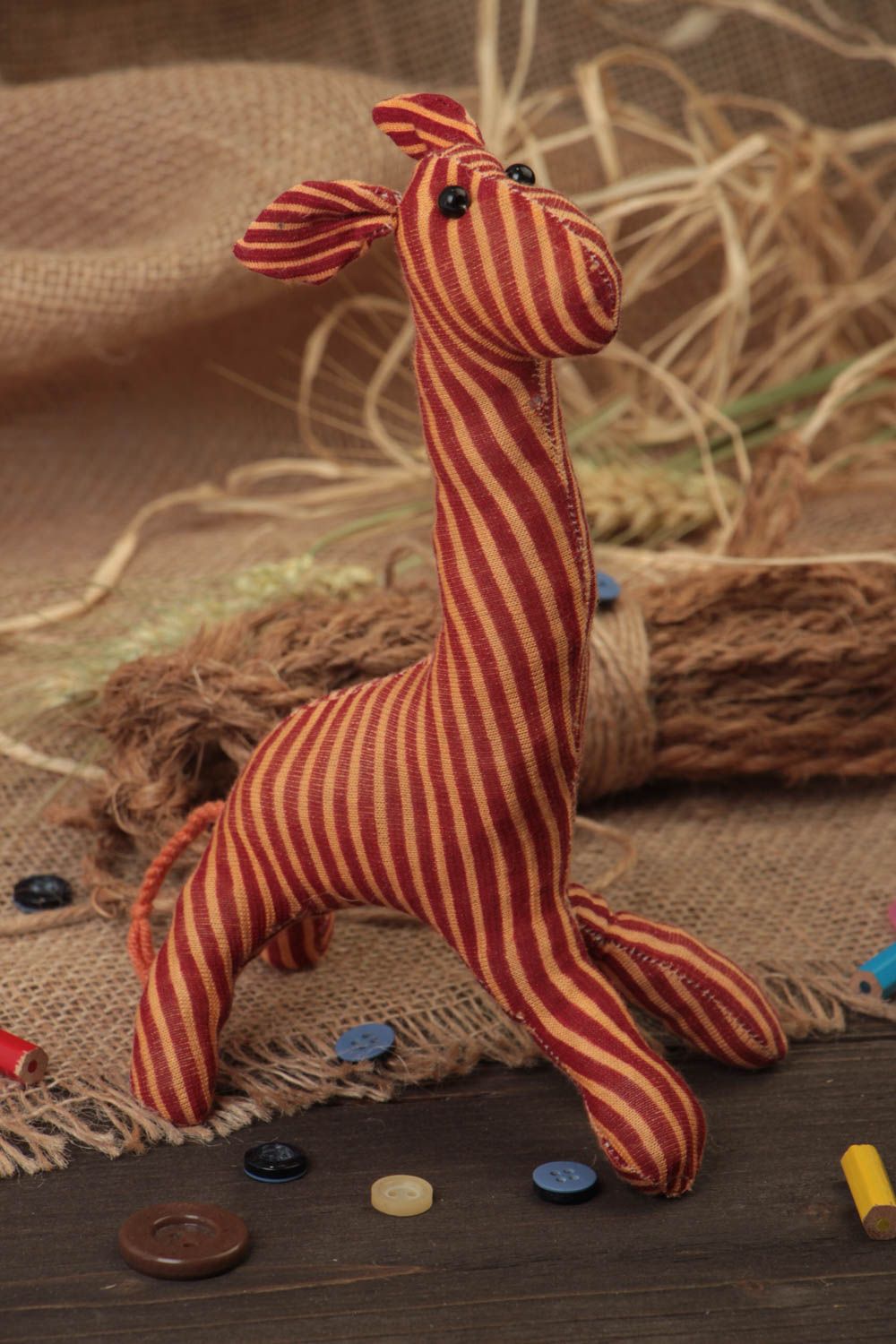 Juguete de tela artesanal para niños cosido a mano con forma de jirafa foto 1