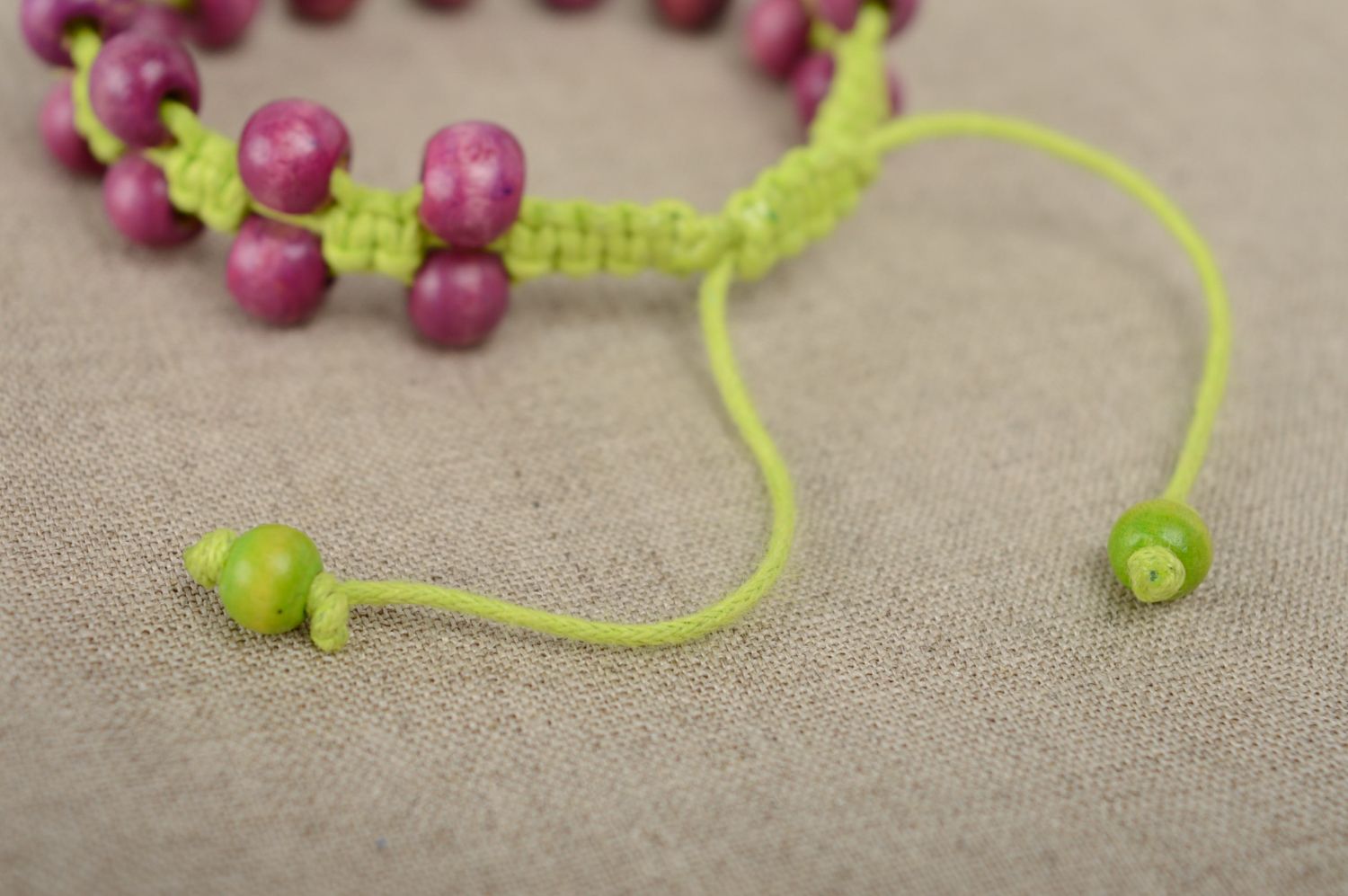 Bracelet en macramé tressé lacet ciré vert et perles lilas en bois fait main photo 4