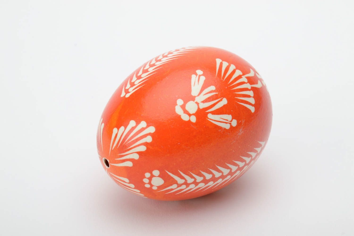 Оранжевое пасхальное яйцо в восковой лемковской технике ручной работы расписное красивое фото 2
