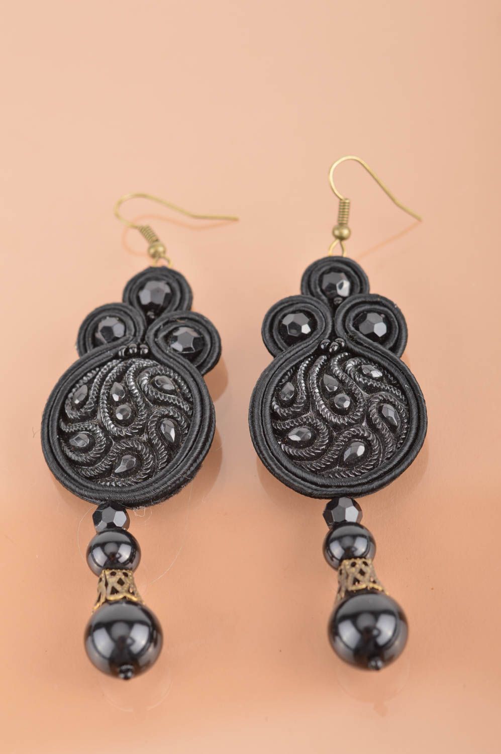 Lange massive stilvolle handgemachte Soutache Ohrringe in Schwarz für Damen foto 2