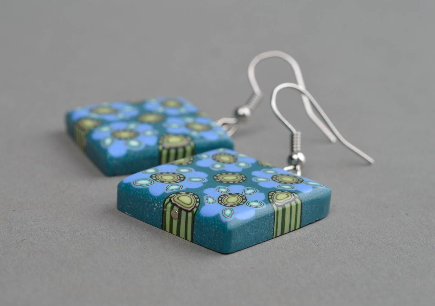 Голубые квадратные серьги из полимерной глины ручной работы Цветы на воде фото 3