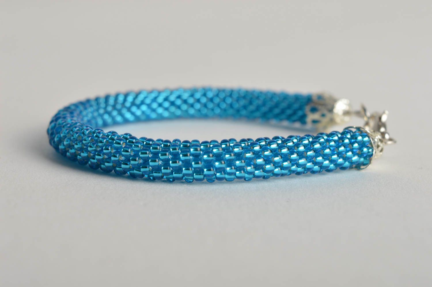 Модный браслет ручной работы украшение из бисера голубой браслет из бисера фото 4
