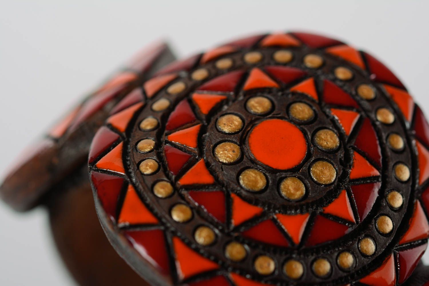 Pulsera artesanal de cerámica en correa de cuero con ornamento pintado a mano foto 2