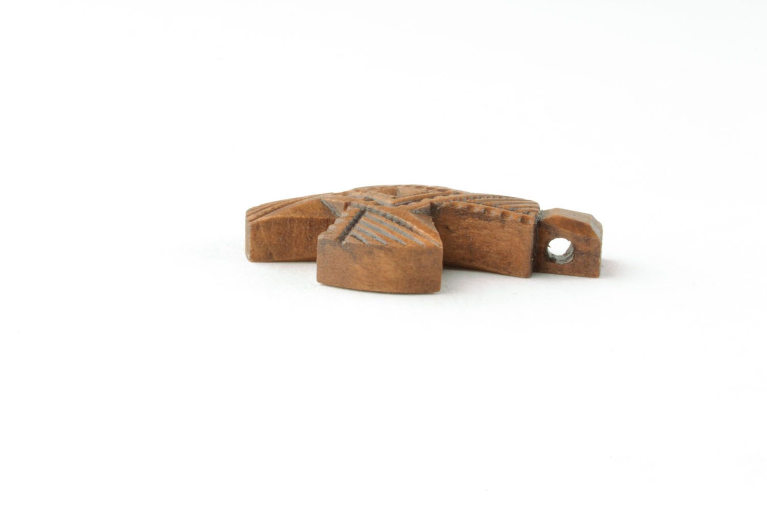 Cruz de pescoço esculpida de madeira pingente artesanal foto 2