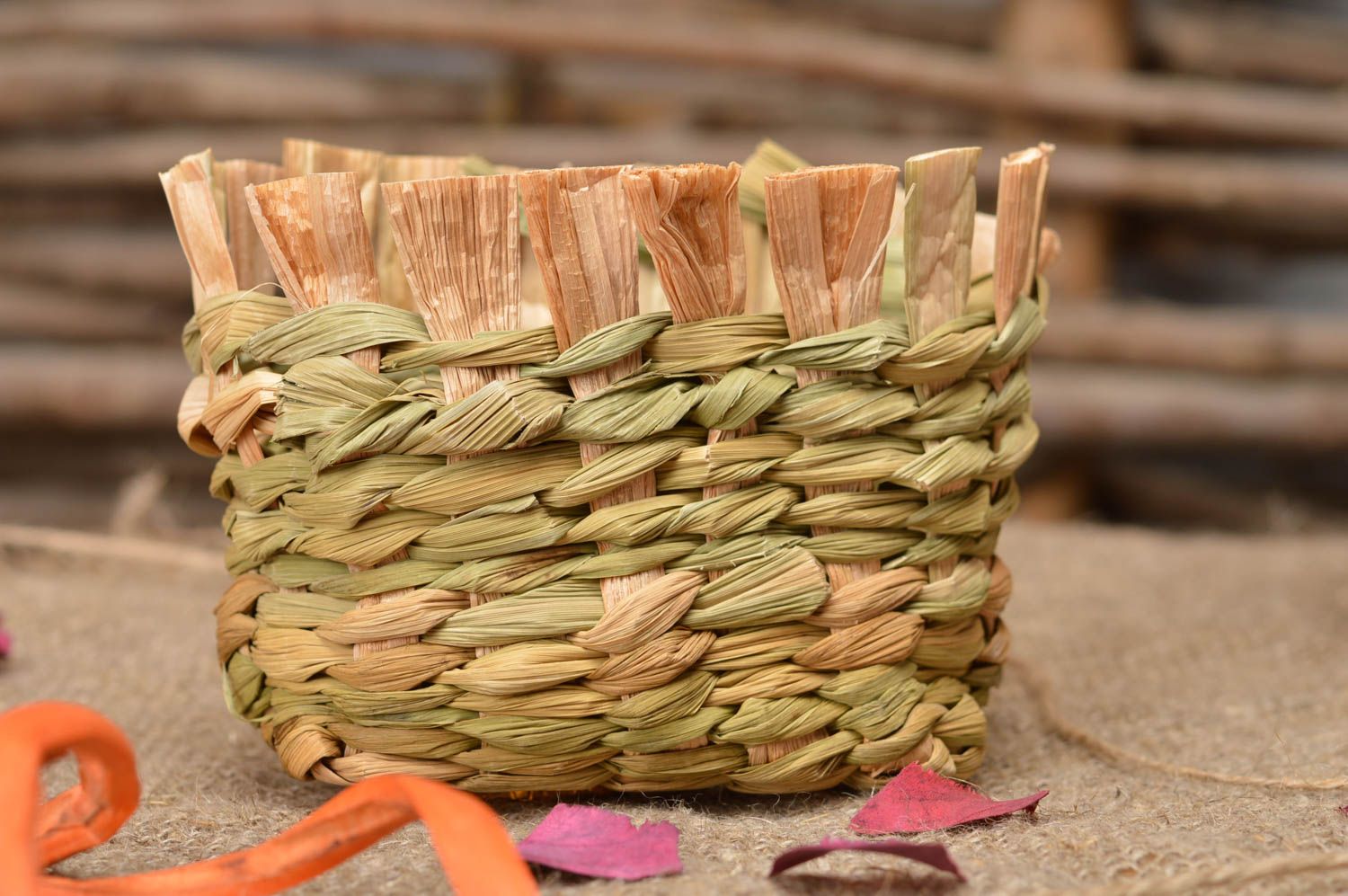 Изделия из кукурузных листьев декоративная корзиночка для бутылки ручной работы фото 1