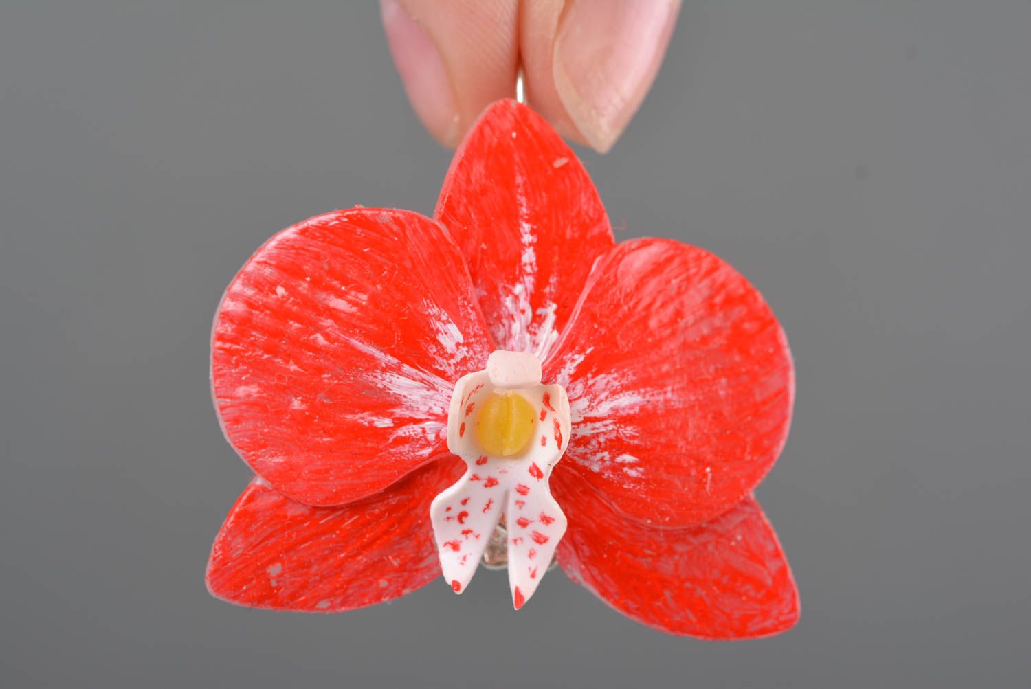 Оригинальные серьги цветы из полимерной глины красные орхидеи ручной лепки  фото 2