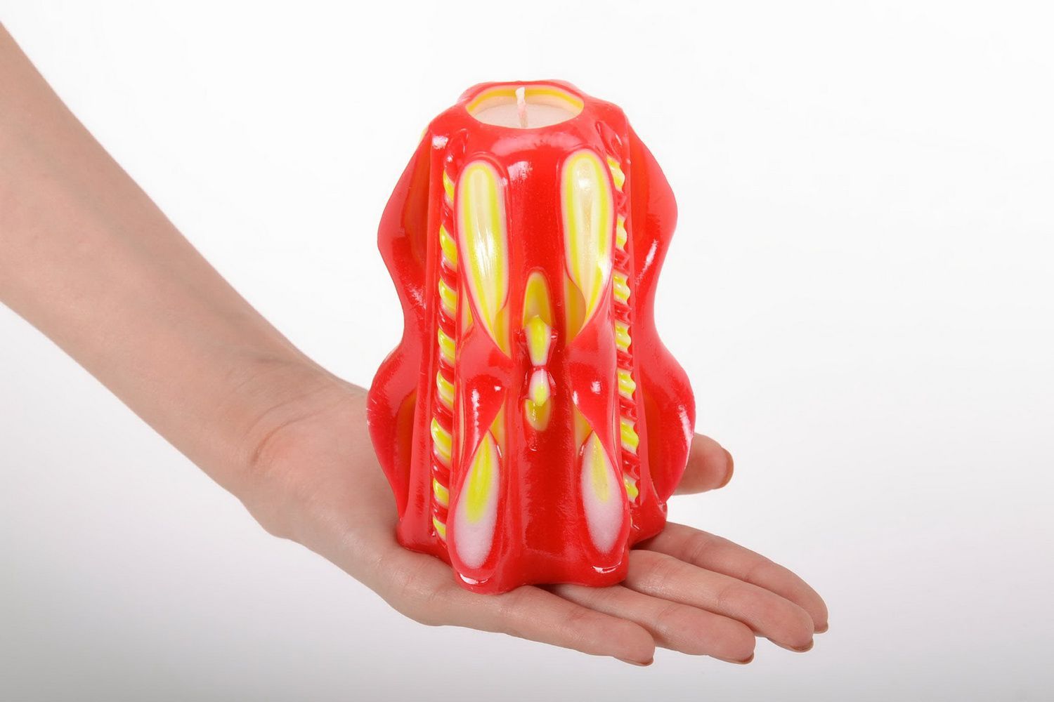 Handgemachte geschnitzte Kerze aus Paraffin Roter Schmetterling foto 5