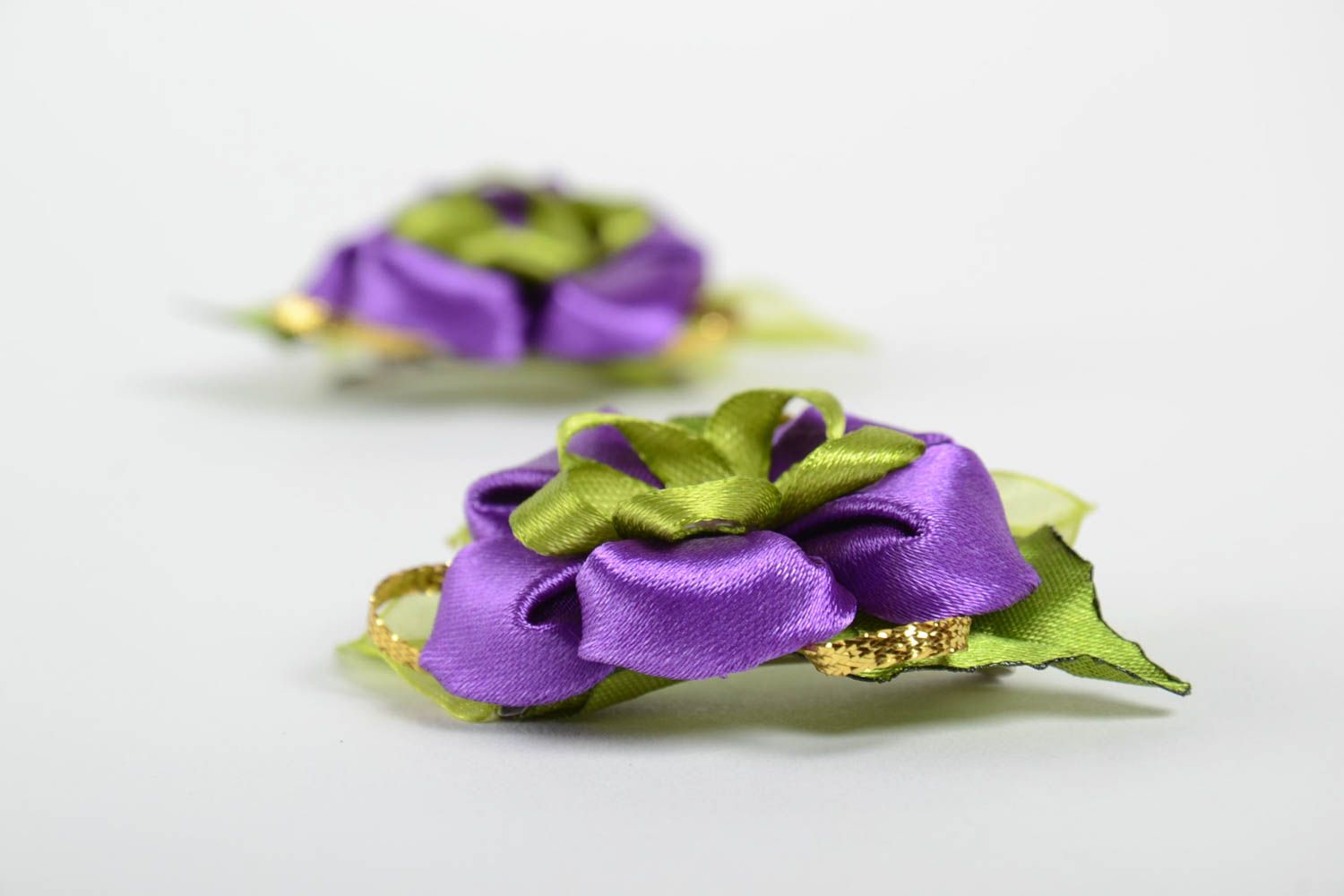 Заколки для волос в виде цветков ручной работы из лент набор из двух изделий фото 4