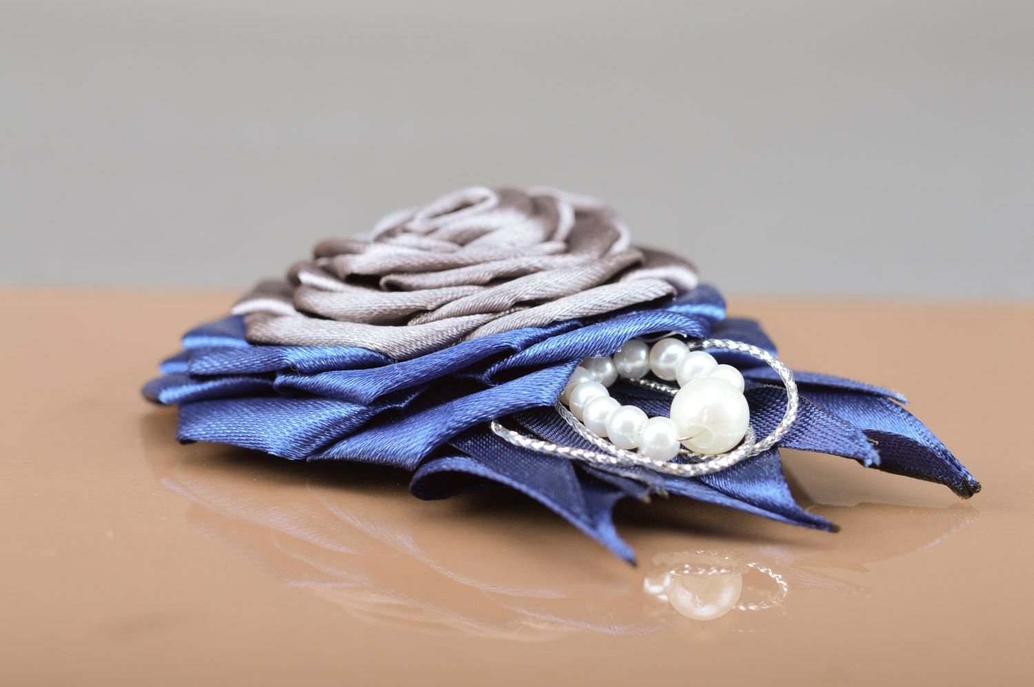 Брошь в виде розы из ткани с бусинами и бисером синяя с серым ручной работы фото 4