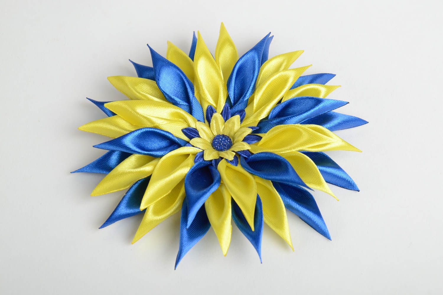 Handgemachter Rohling für Haarklemme in Form von bunter Blume aus Atlasbändern foto 4