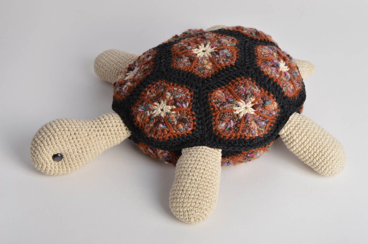 Мягкая оригинальная игрушка подушка для детей в виде черепахи вязаная крючком фото 2