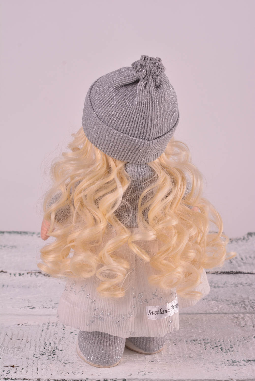 Кукла ручной работы кукла из ткани мягкая кукла с белыми кудрями в шапке фото 3