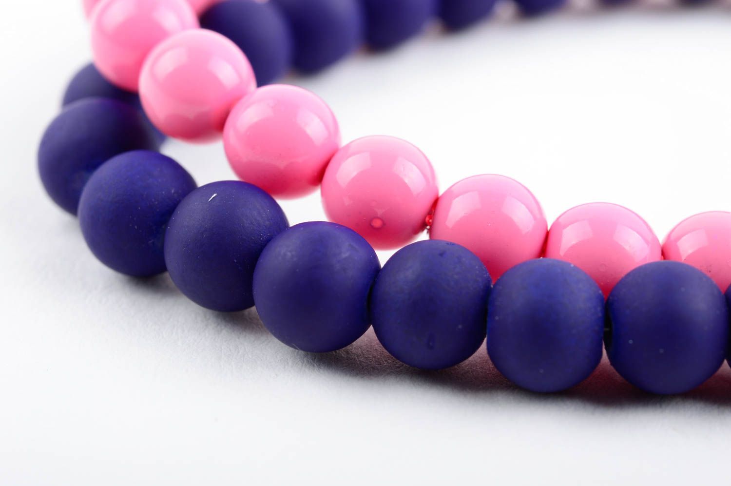 Набор браслетов из бусин ручной работы 2 штуки женские розовый и фиолетовый фото 5