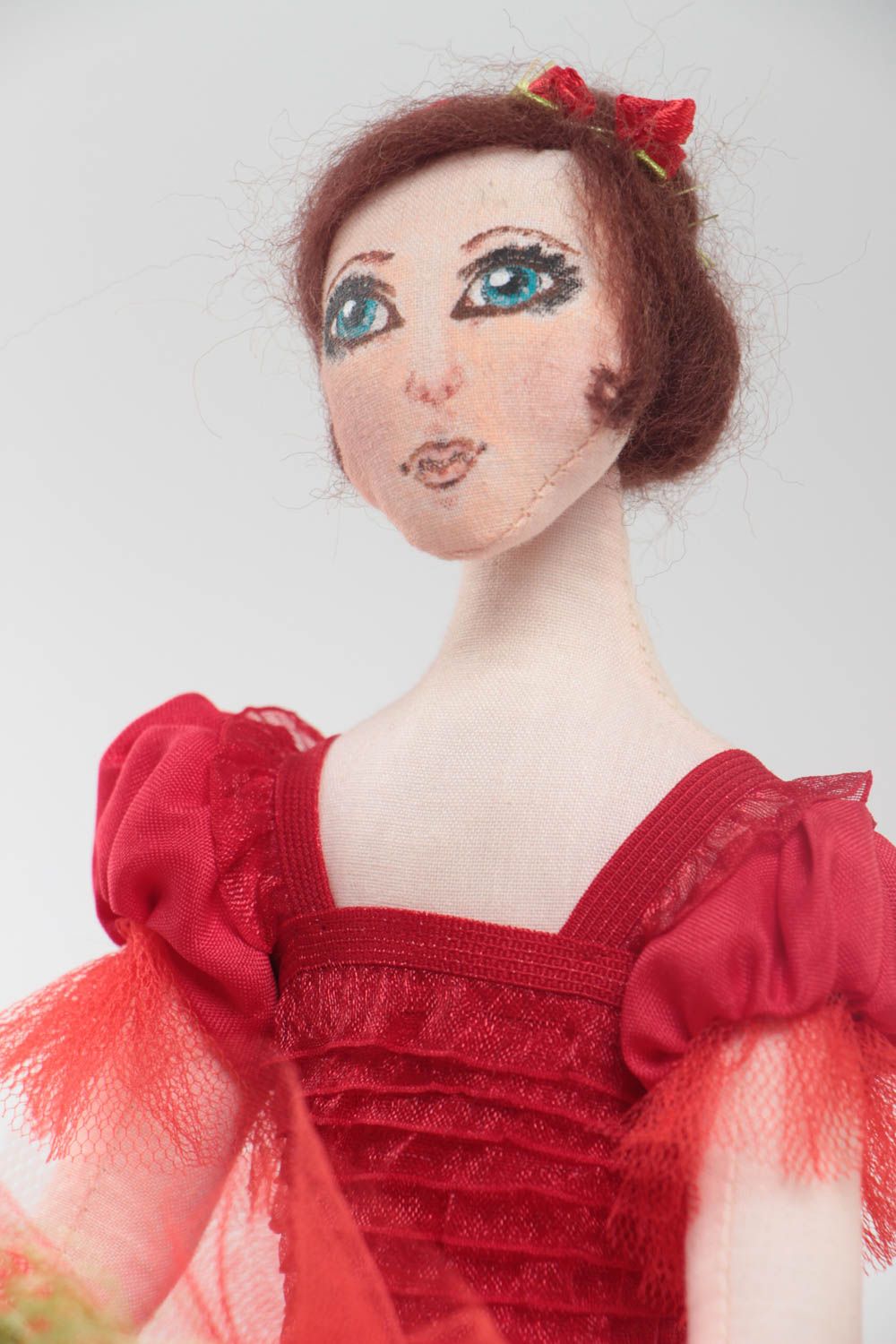 Bambola in stoffa fatta a mano ballerina bella in vestito rosso da decorazione

 foto 3