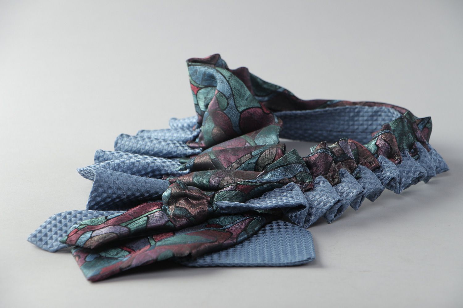 Текстильное украшение из галстука колье на шею фиолетовое фото 3
