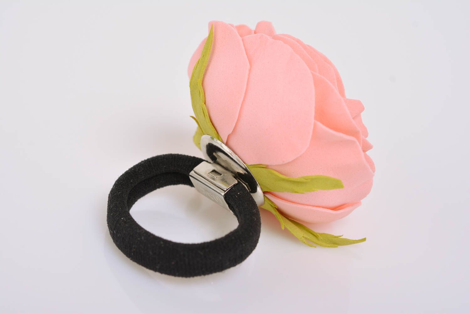 Красивая розовая резинка для волос с цветком из пластичной замши ручной работы фото 4