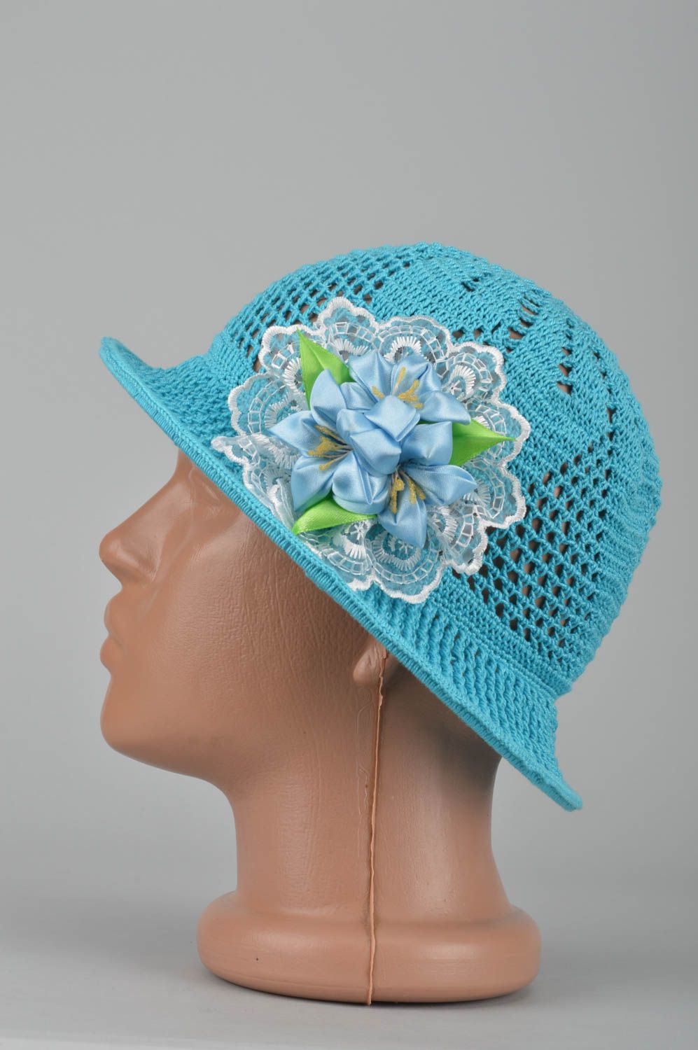 Вязаная шляпа ручной работы голубая с цветком головной убор детская шляпа фото 3