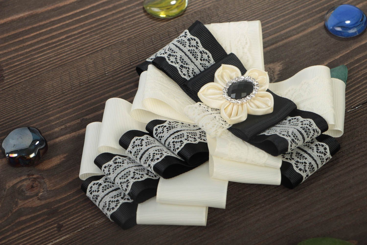 Grande broche noeud blanc noir en rubans de satin avec dentelle faite main photo 1