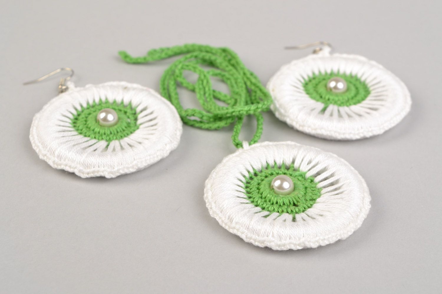 Pendentif et boucles d'oreilles ronds blanc et vert fils de coton faits main photo 3