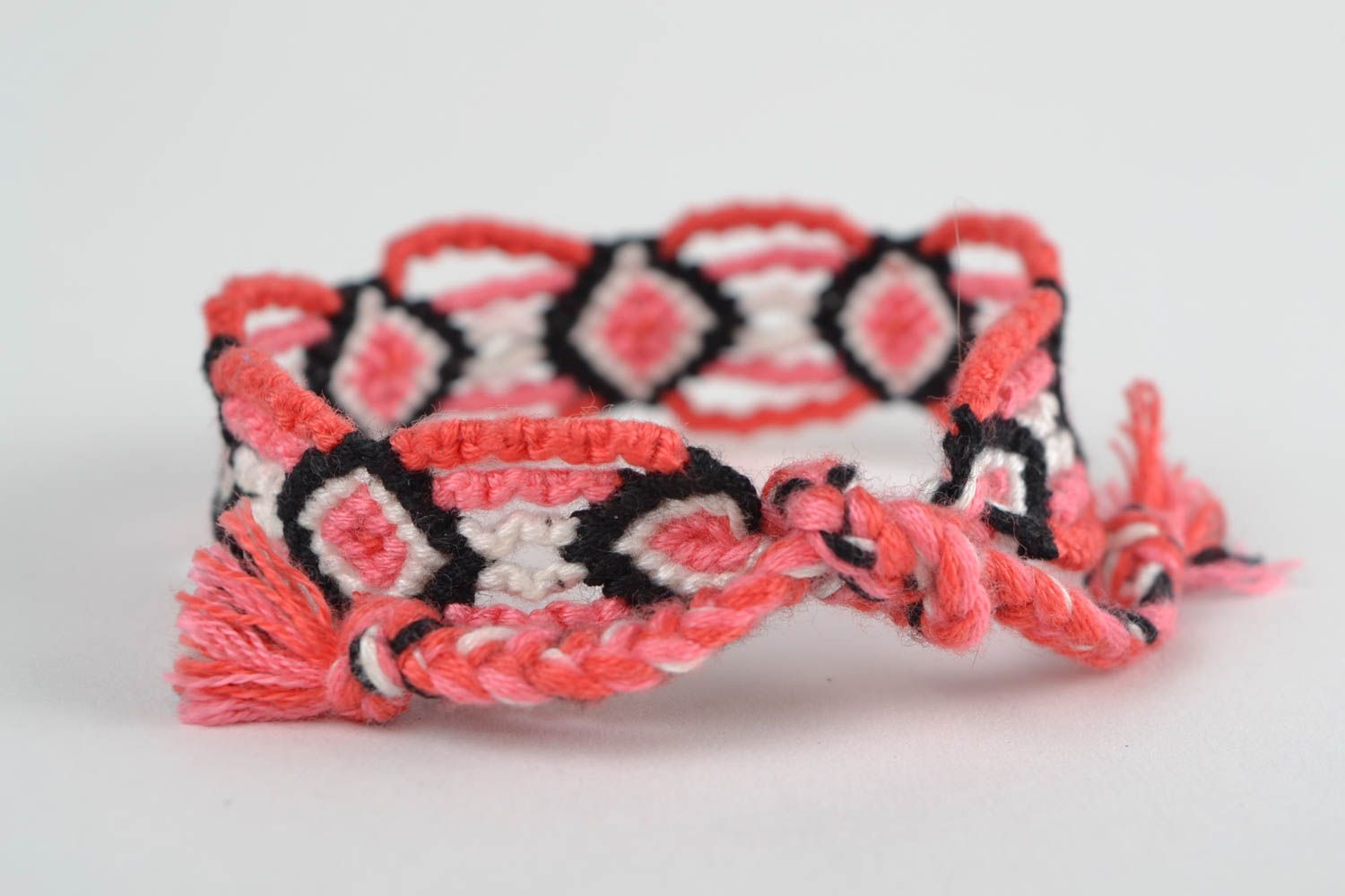 Плетеный браслет фенечка цветной из ниток мулине необычный женский ручная работа фото 4