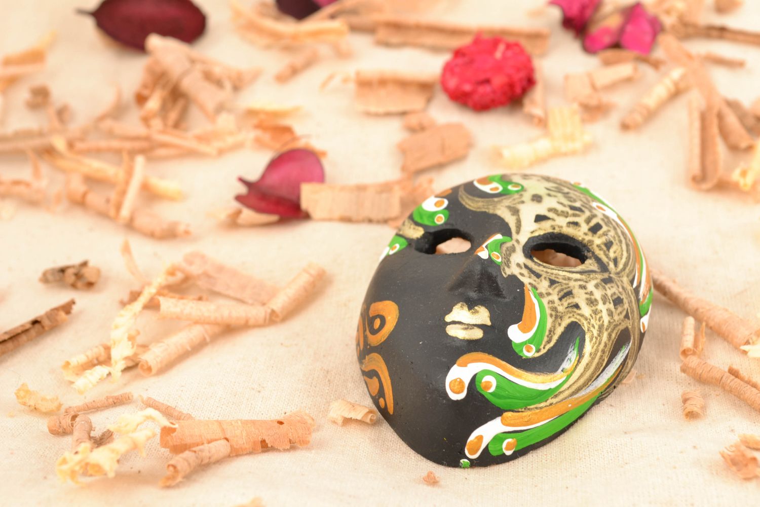 Masque décoratif d'argile avec peinture fait main photo 2