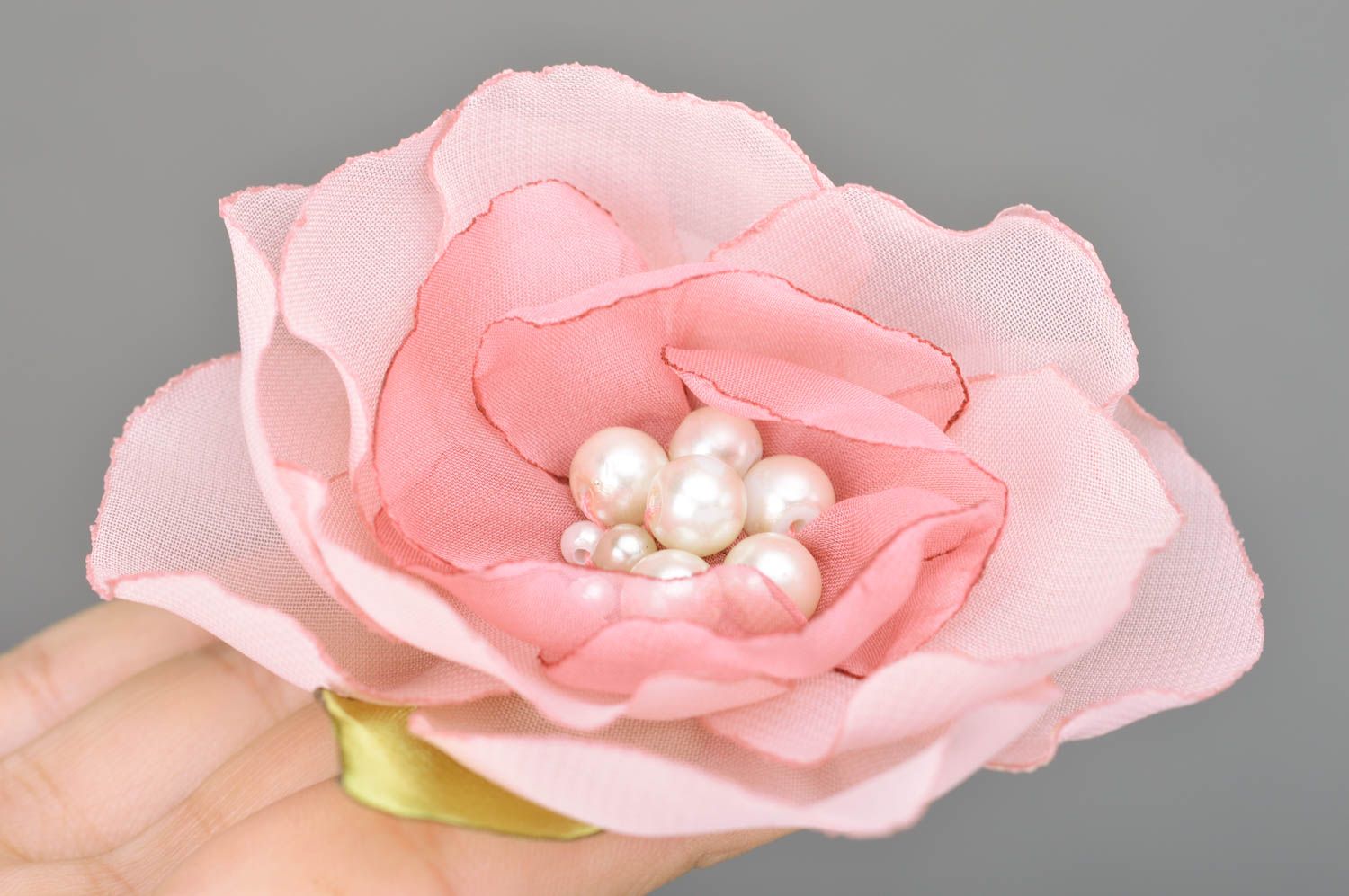 Брошь-заколка из ткани в виде розовой розы красивая ручной работы с бусинами фото 3
