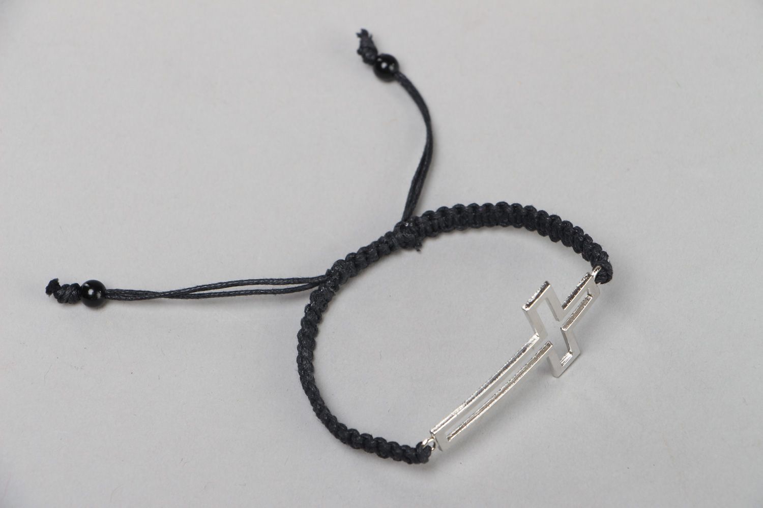 Handgemachtes regulierbares Armband aus Schnur mit metallischem Kreuz im Rockstil  foto 2
