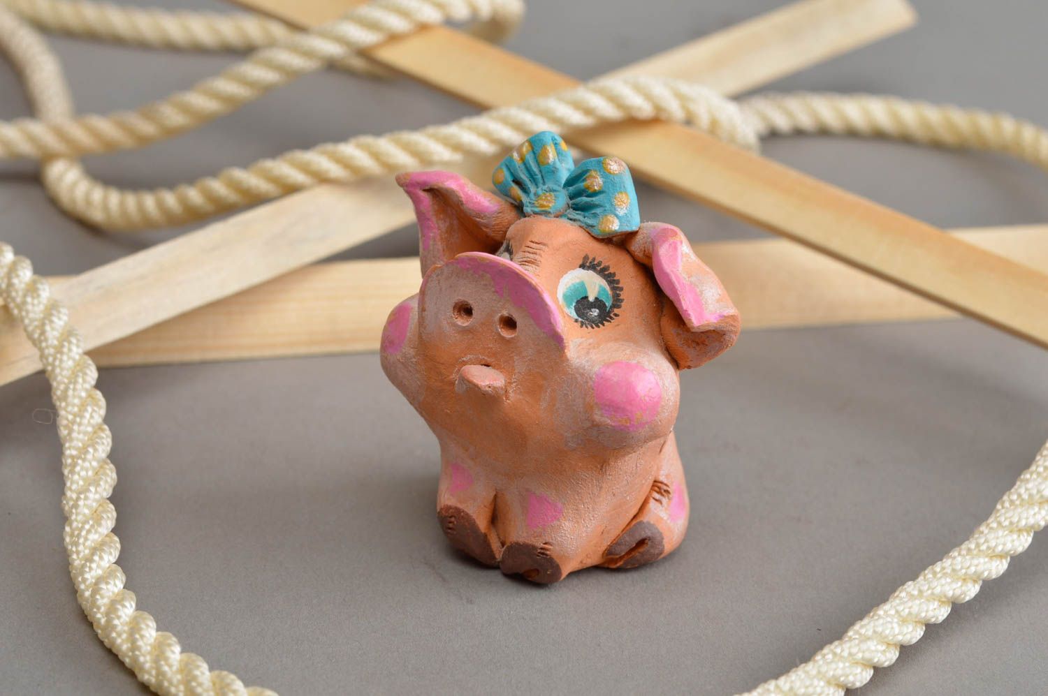 Керамический сувенир ручной работы обиженная свинка с голубым бантиком фото 1